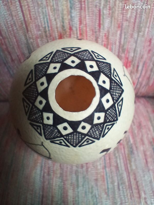 Oeuf d'autruche peint ou sculpté