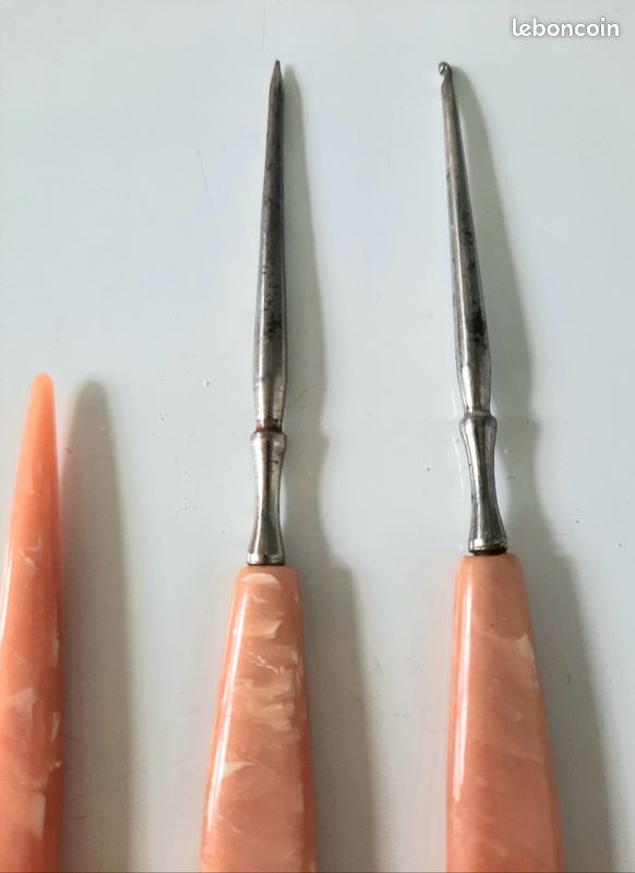 Lot de 3 anciens accessoires de couturière : poinçons et crochet (image 3)