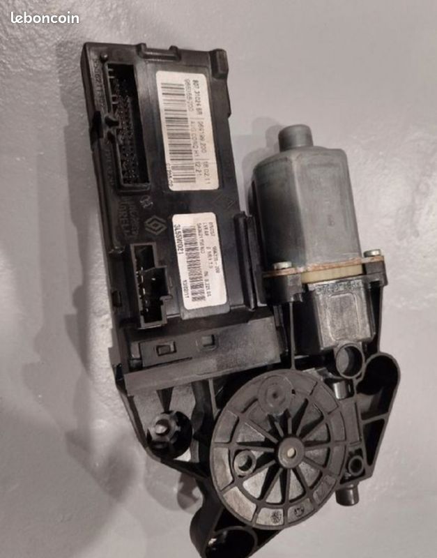 Moteur Lève Vitre avant conducteur pour Mégane 3
Je le vends suite à l'achat d'un ensemble mécanisme et moteur mais moteur était encore en état de fonctionnement.
Envoie possible à votre charge (image 2)