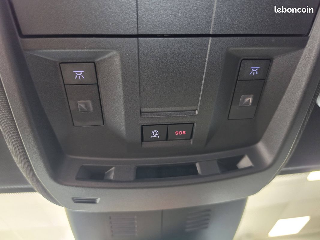 PEUGEOT 3008 Hybrid 145 e-DCS6 Allure (image 23)