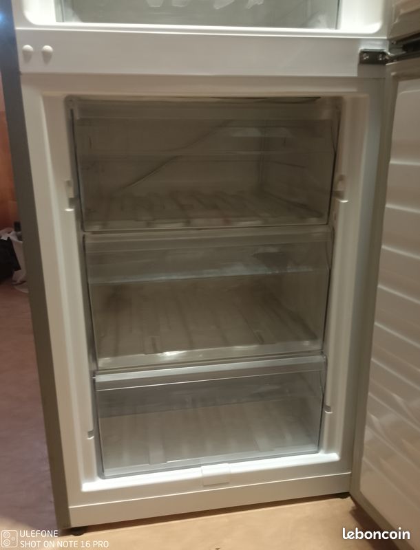 Réfrigérateur congélateur Whirlpool . (Juste le Frigo ne fait pas de froid) (image 1)