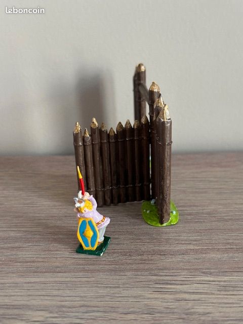FIGURINE PIXI 33008 L'ENTREE DU VILLAGE ET LE GARDE UDERZO | Au Collectionneur