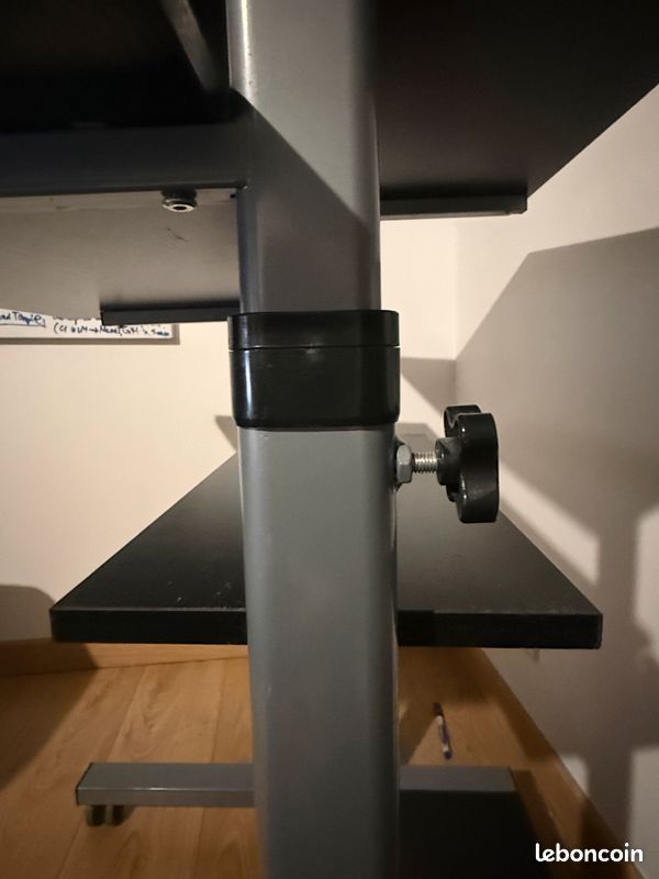 Bureau avec la hauteur réglable manuellement (image 2)