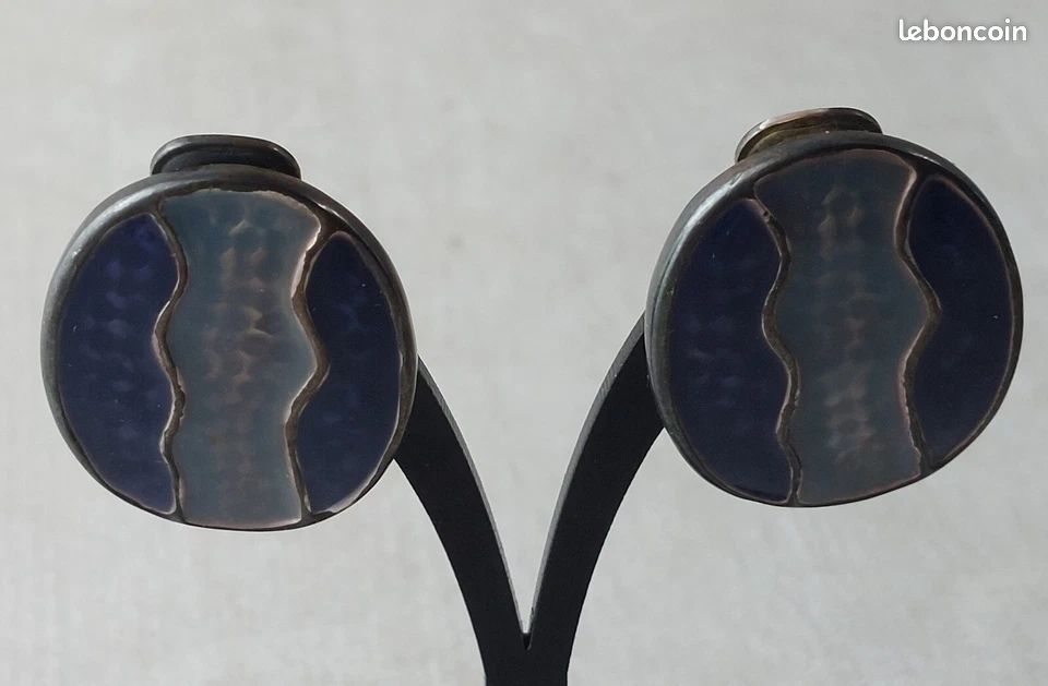 Ancienne paire de boucles d'oreilles à clip émaillées, vintage (image 2)