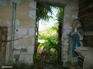 Rare terrain intra muros - c. 500m2 - libre de constructeur - puits et maison de jardin en tuffeau · à Le Lion-d'Angers · 120