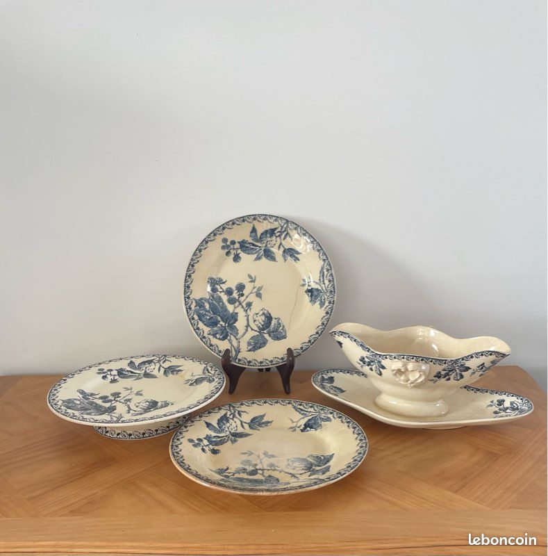 Ensemble de vaisselle ancienne Gien modèle Mûres (image 1)