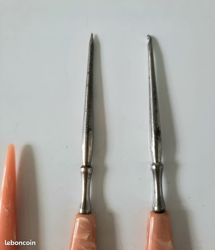 Lot de 3 anciens accessoires de couturière : poinçons et crochet (image 5)
