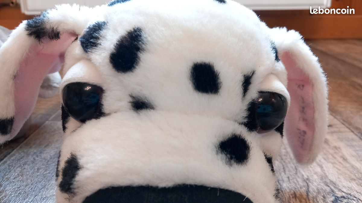 Lit 2 peluches à gros yeux chien et hippopotame (image 6)