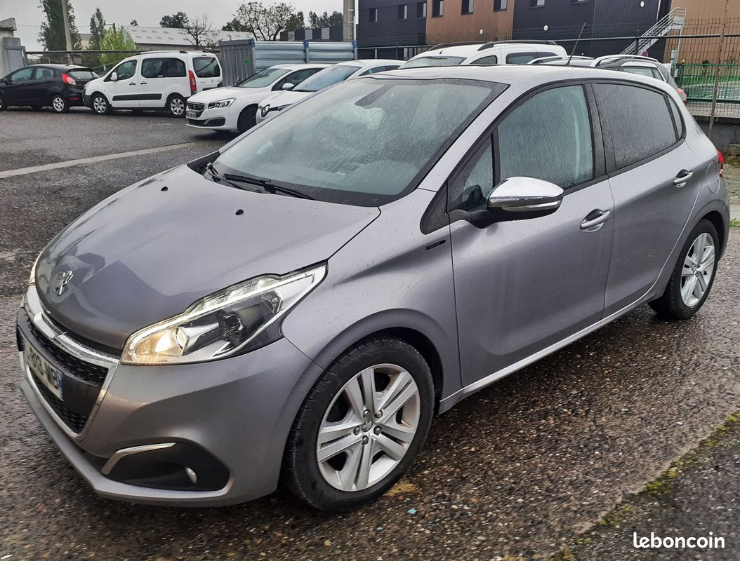 TRES BELLE PEUGEOT 208 SIGNATURE 5 portes Faible kilométrage Voitures