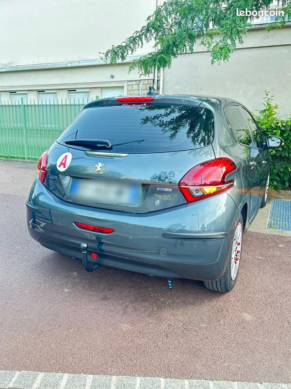 Peugeot 208 2016 – 82 000 km – Excellent état – Aucune panne – Très bien entretenue (image 2)