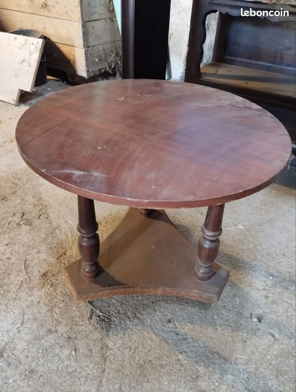 Table ronde en bois (image 1)