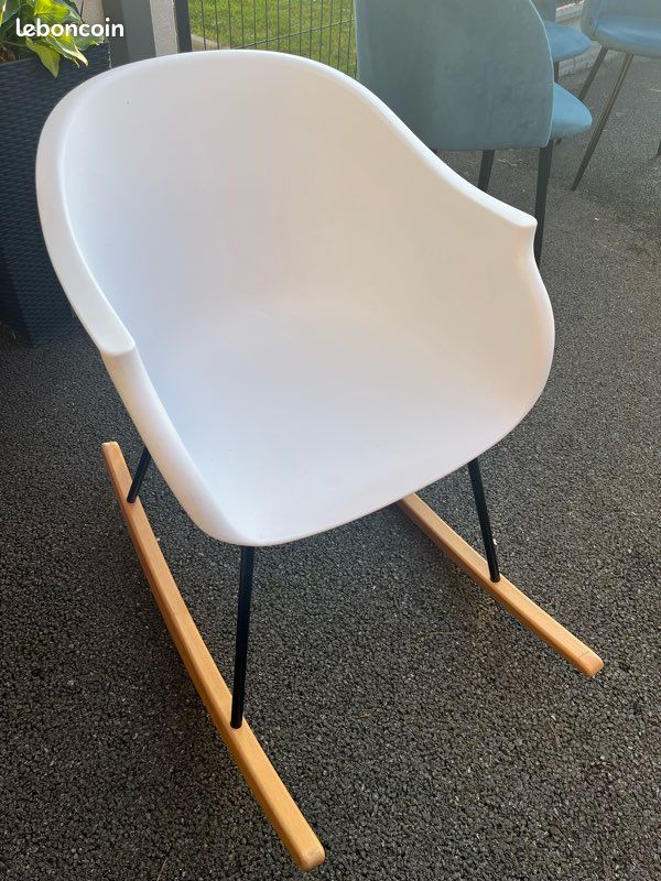 Fauteuil blanc à bascule (image 2)