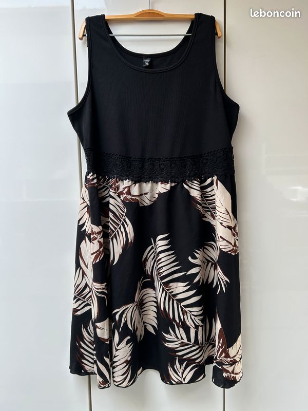 Robe Noire Et Blanche Shein Curve - Taille 2XL - Imprimé Floral - Occasion TB état