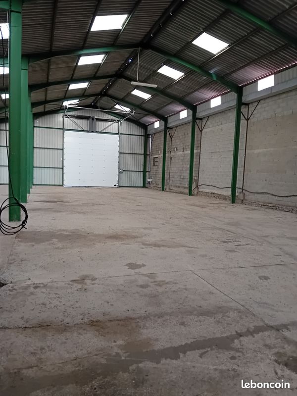 Location place parking couvert pour camping car caravane bateau · à Creissels · 80 €/mois