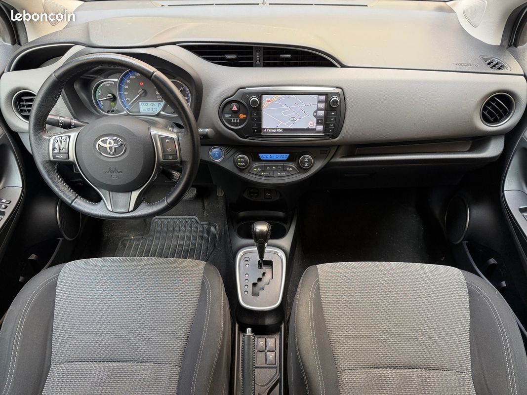 TOYOTA YARIS Hybride 100 ch Dynamic Caméra De Recul Radar De Recul Ouverture Fermeture sans clé Keyless GPS Boîte Auto Garantie 12 mois (image 2)