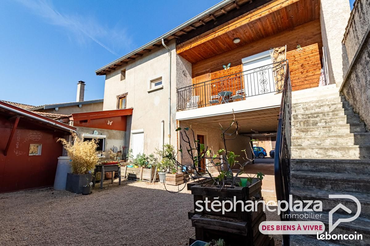 Maison 6 pièces 141 m² · à Corcelles-en-Beaujolais · 141 m² · 240 000 €