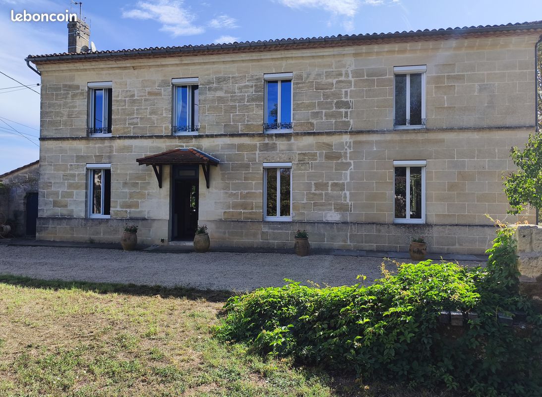 Maison 8 pièces 250 m² · à Saint-André-de-Cubzac · 250 m² · 2 400 €/mois