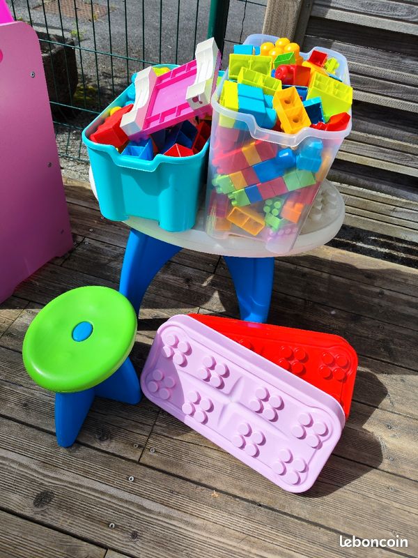 Jeu avec table et chaises (image 1)