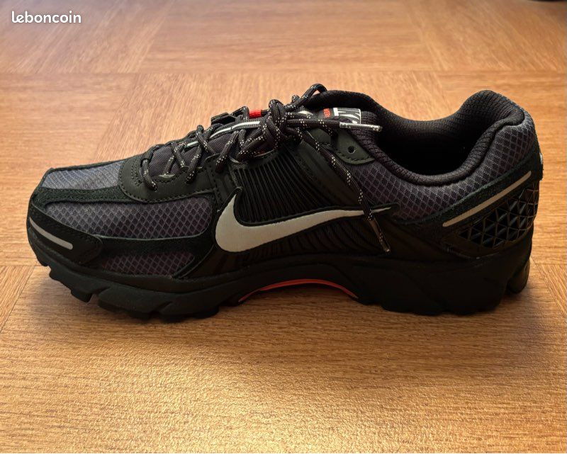 Chaussures Nike Zoom Vomero 5 Noir et Rouge (image 5)