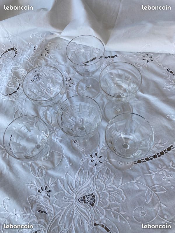 6 verres à vin anciens à pied en cristal gravé (image 1)