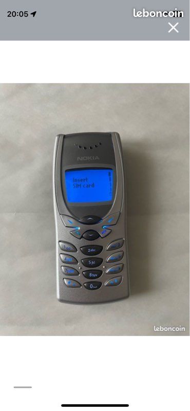 Nokia 8250 Rétro 2G Argent - Clavier Translucide - Fonctionnel Et Débloqué - Occasion