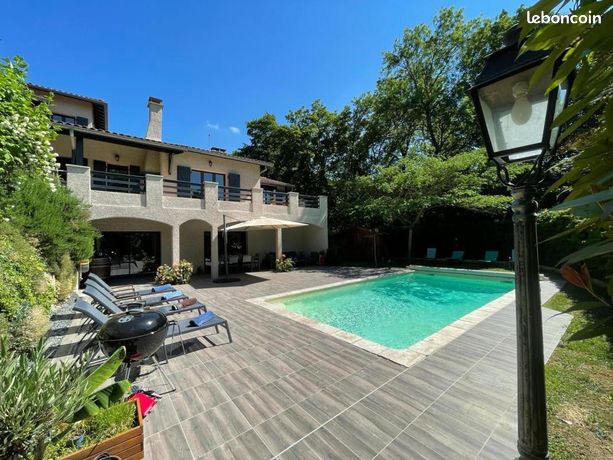 Maison 8 pièces 327 m²
