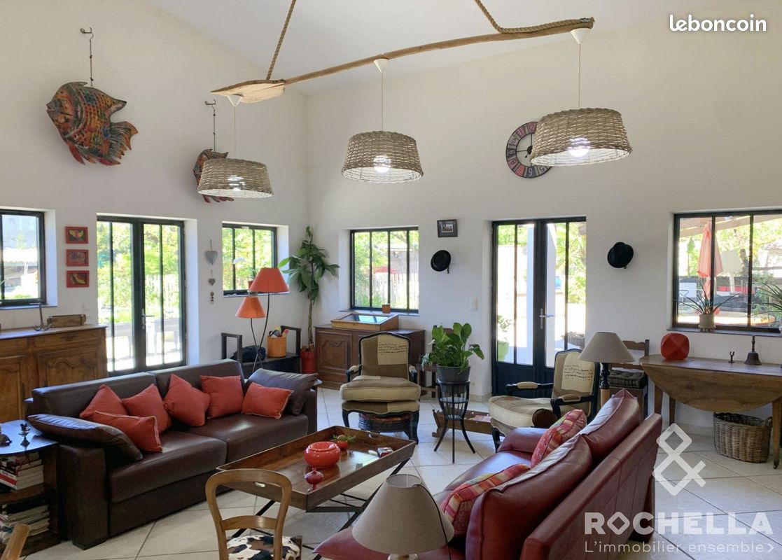 Maison 8 pièces 362 m² · à Surgères · 362 m² · 436 000 €