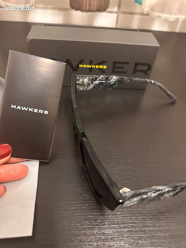 Lunettes de soleil Hawkers – Femme – Noir – Original avec documents (image 3)