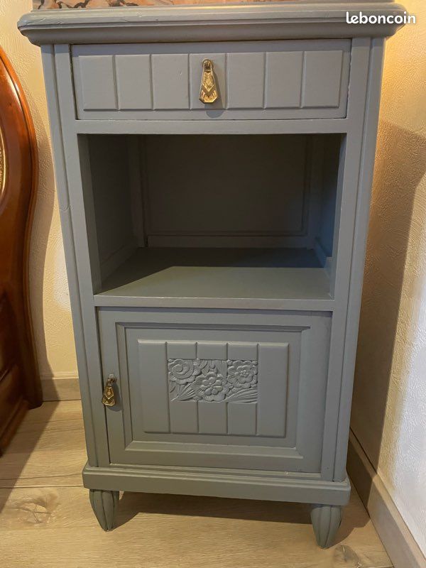 À vendre chevet style Louis XVI . Forme droite, sobre,de couleur gris bleu,avec des cannelures sobres.76 cm de hauteur, largeur 41cm, profondeur 36cm (image 1)