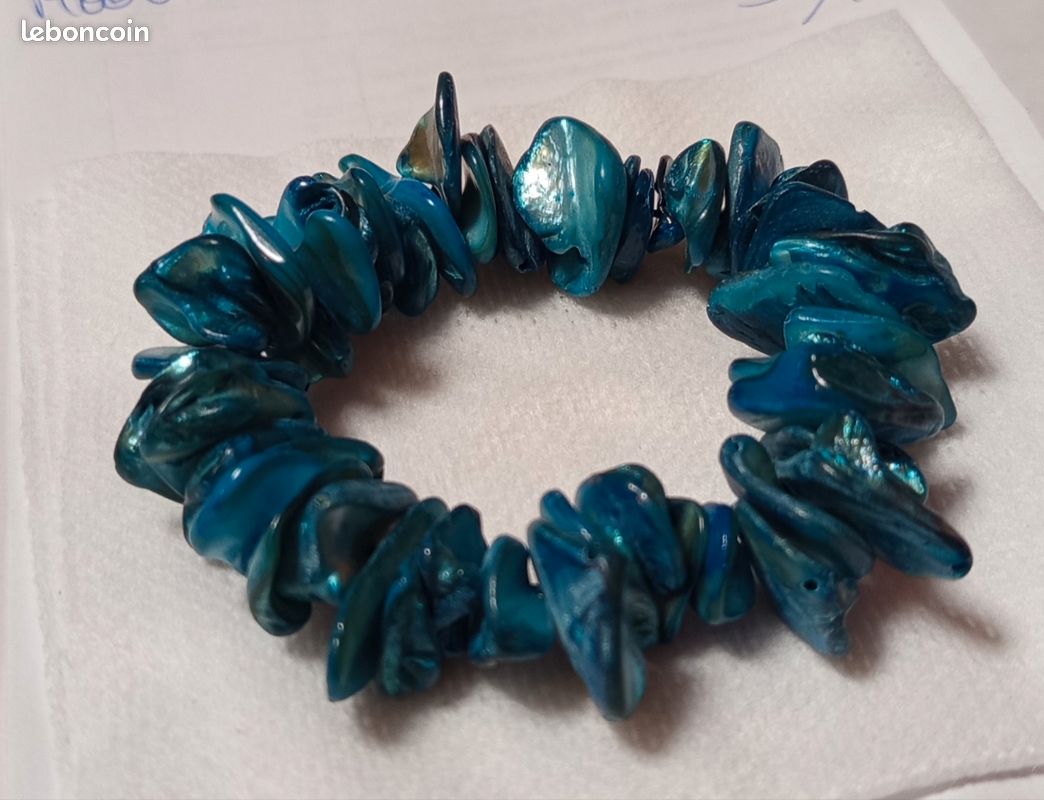Joli bracelet en morceaux de nacre monté sur élastique neuf jamais porté (image 1)