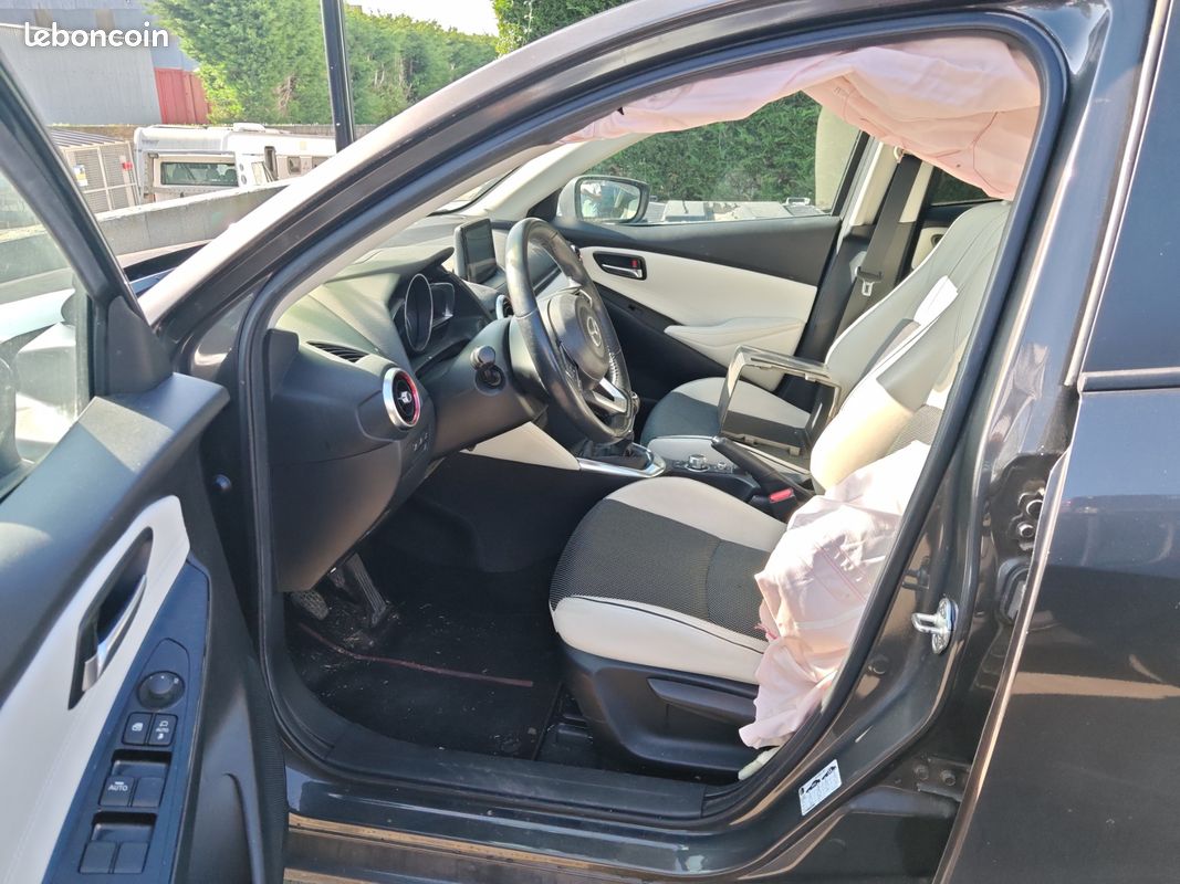 Mazda 2 1.5i accidentée (image 5)