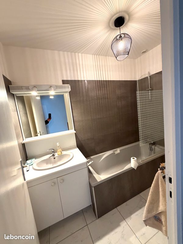 Ouistreham, proche mer et centre-ville, T2 meublé 38 m² avec entrée indépendante et jardin 12 m². Séjour/cuisine équipée, chambre, SDB, calme et très bien entretenu (image 2)
