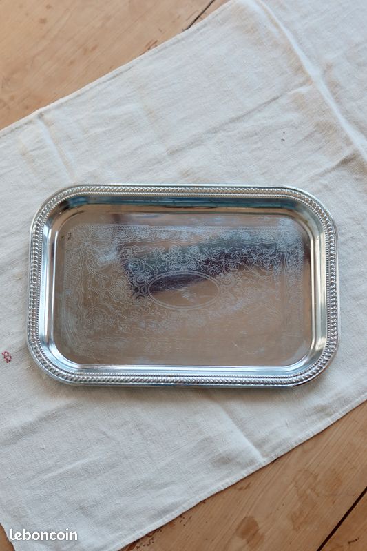 Plateau De Service En Métal Argenté, Style Industriel, élégant Et Fonctionnel