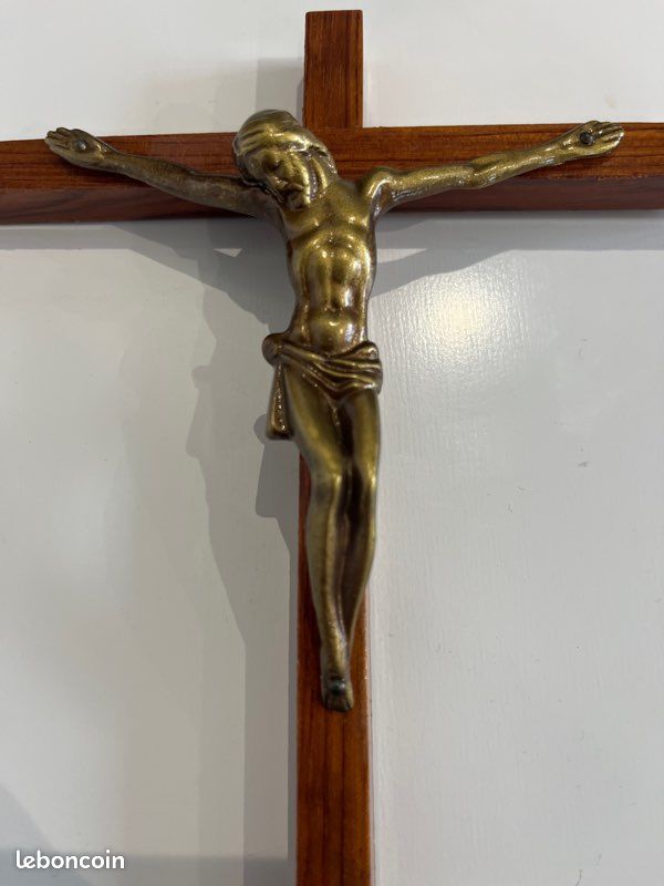 Crucifix mural bois et métal doré (image 2)