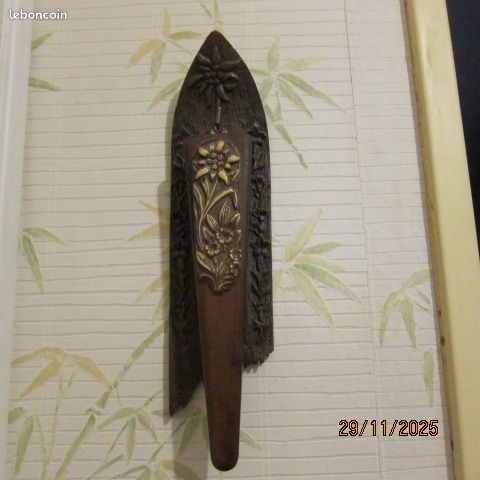 Brosse à vêtements sur support bois, bon état (image 1)