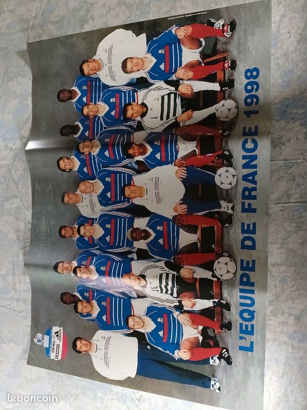 FOOTBALL POSTER &AU PLUS PRÈS DES BLEUS" - Équipe de France, Mbappé EUR