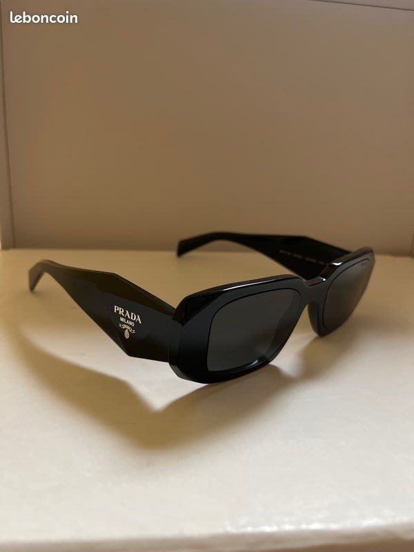 Lunette de soleil Prada symbole neuve (image 1)