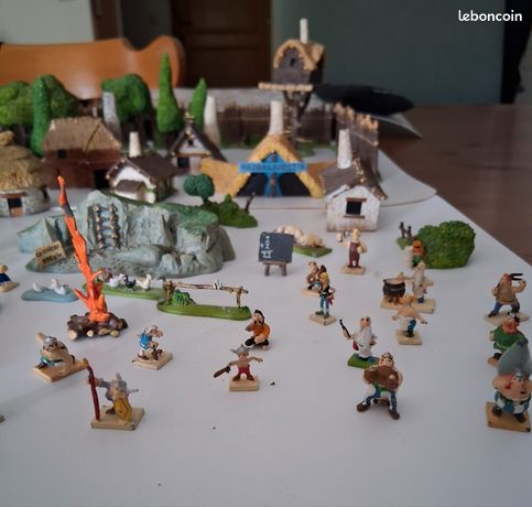 Le village d' ASTERIX de 2004 : mini figurines - GOSCINNY - UDERZO