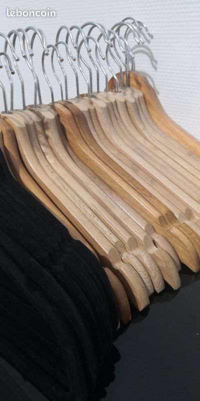 Cintres en bois beige, marron clair x 20. Cintres en velours noir x 10 (image 10)