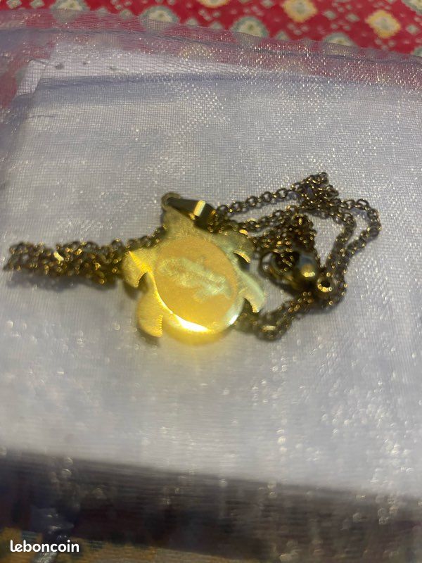 Collier doré avec médaillon de la Martinique (image 9)