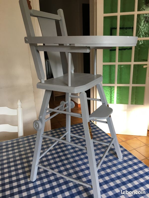 Chaise haute grise pour poupon 36cm et 42cm Chaise haute grise pour poupon 36cm et 42cm