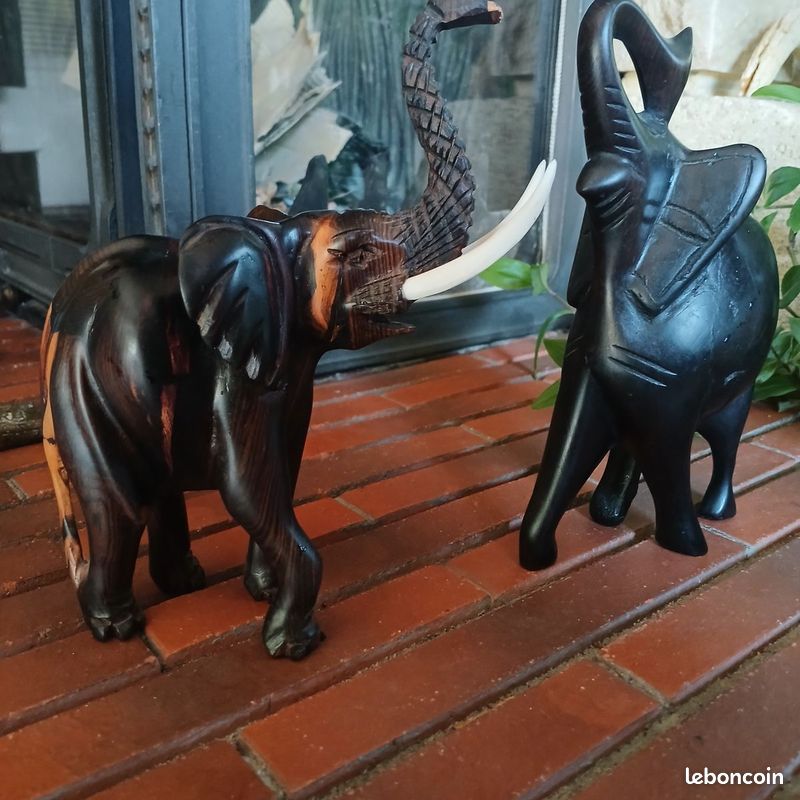 Deux éléphants sculptés en bois – décoration ethnique / artisanale (image 1)