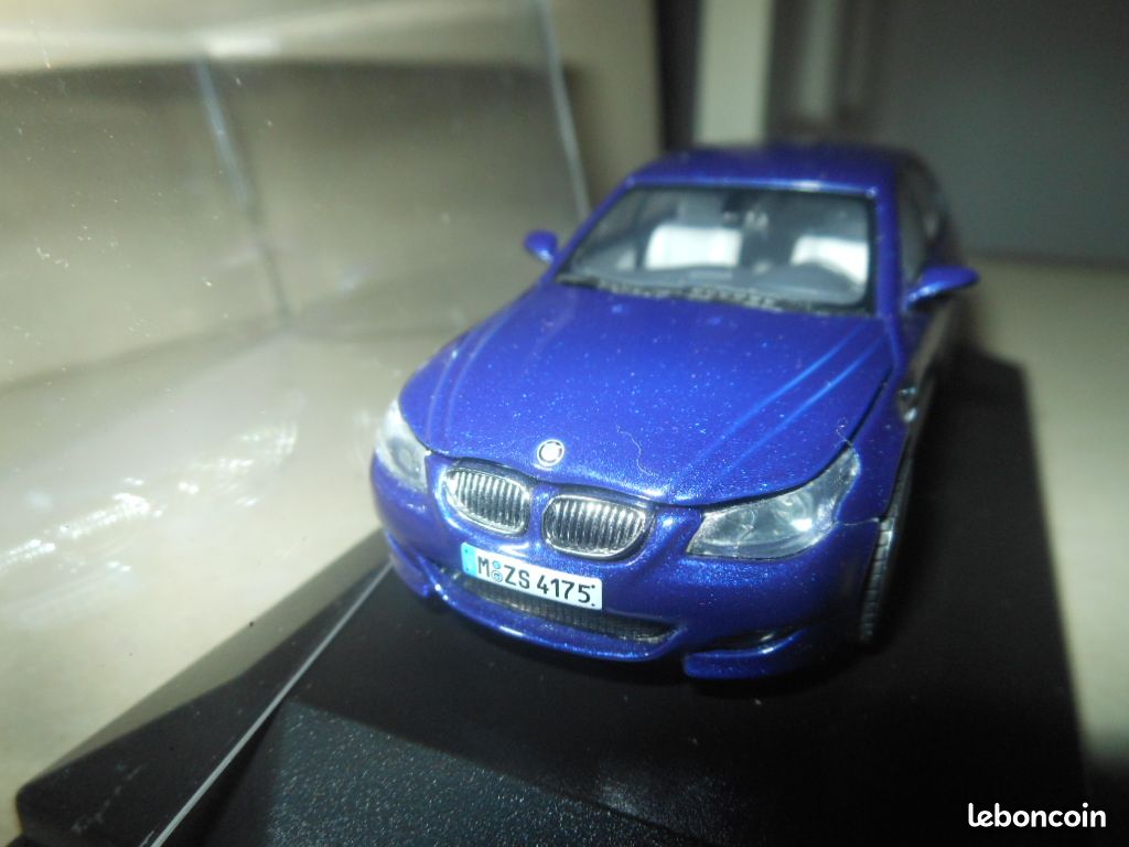 Miniature rare BMW M5 E60 série bleue KYOSHO Collection