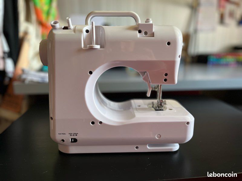 Machine à coudre Techwood – Très bon état, 12 points, accessoires inclus (image 2)