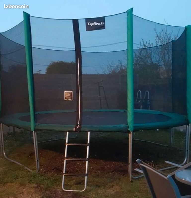 Trampoline (image 1)