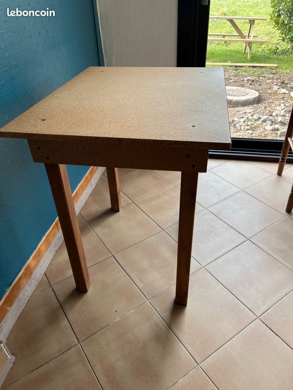 Tables en bois (image 1)