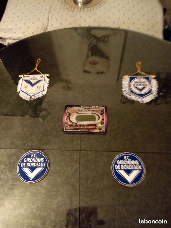 Av 1 Lot 2 fanions girondins de Bordeaux ... + 1 carte postale du stade Lescure ... + 2 autocollants (image 1)
