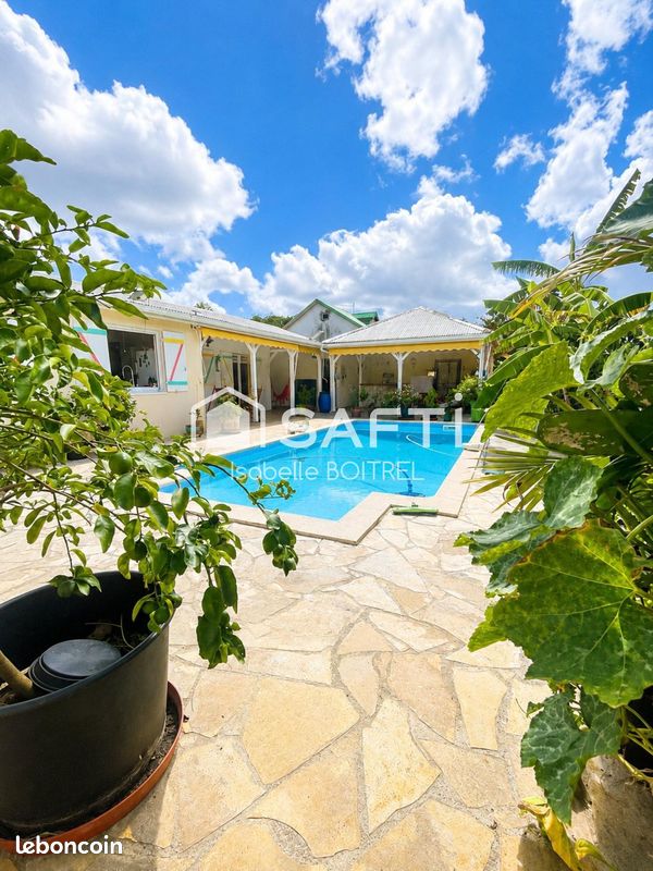 Maison 5 pièces 164 m² · à Sainte-Rose · 164 m² · 385 000 €