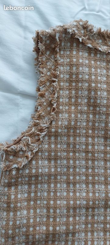 Débardeur fantaisie COL V couleur caramel et blanc (image 6)