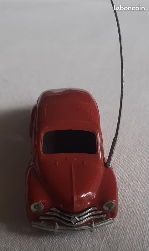 Norev Réédition Renault 4 CV Rouge – Tole 1/43 – Miniature Occasion